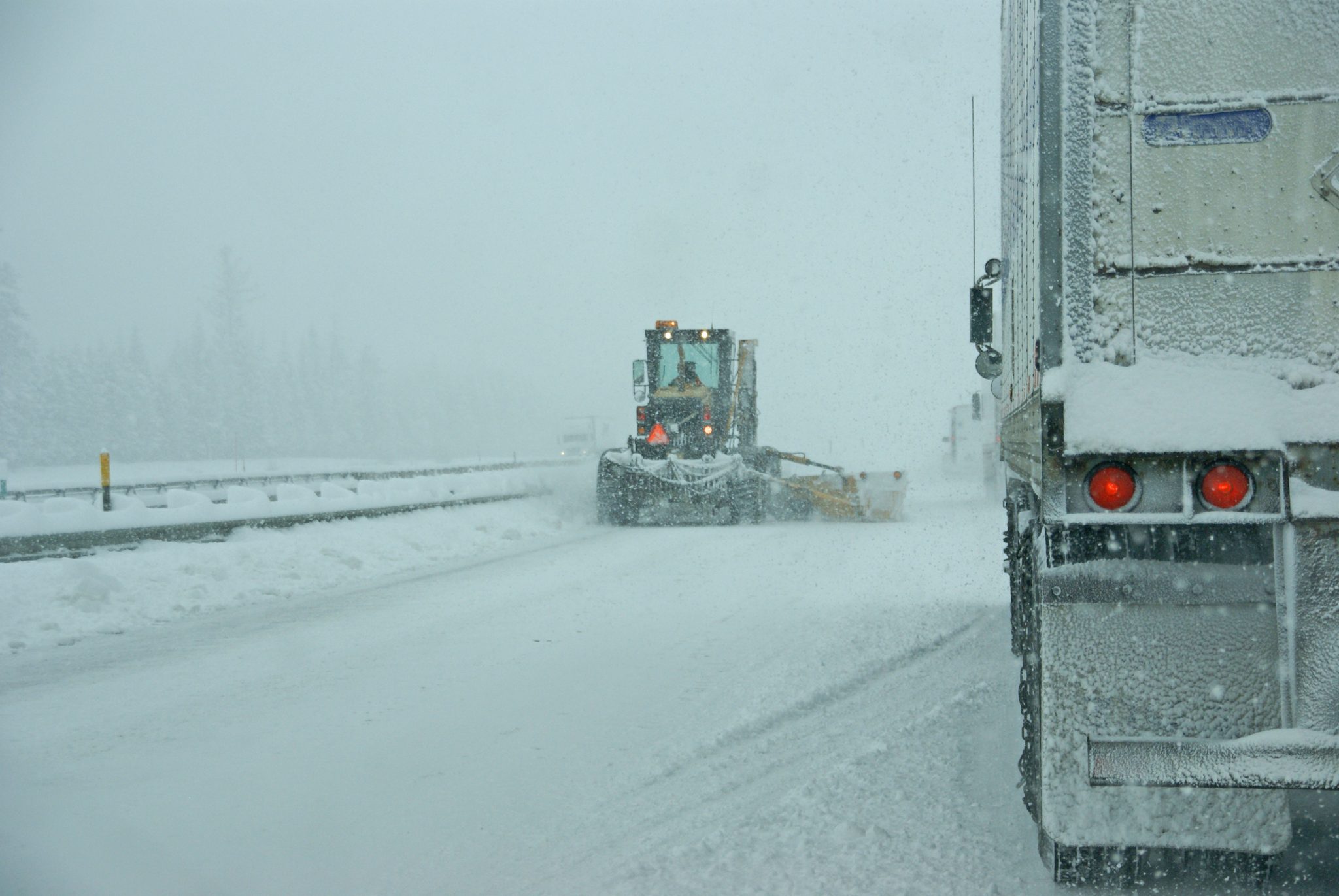 Attention à la neige sur les toits des camions Neige sur les toits des camions