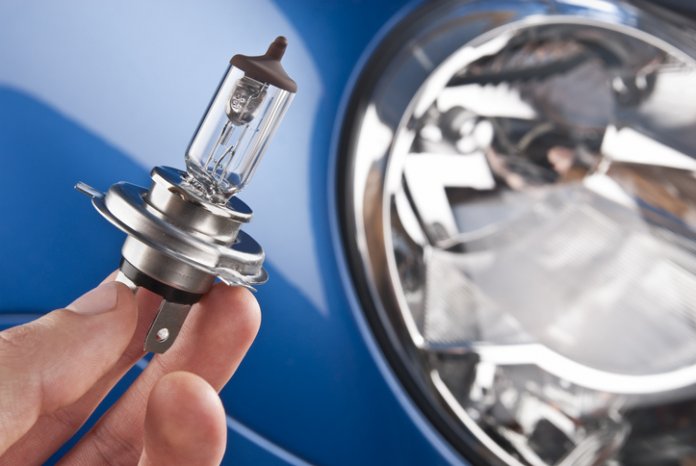 Comment remplacer une ampoule H7 sur sa voiture ? Sans outils