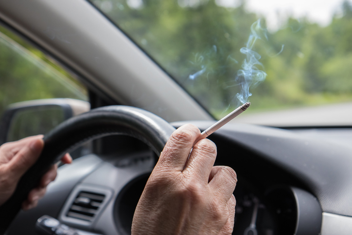 Nettoyer l'intérieur d'une voiture de fumeur