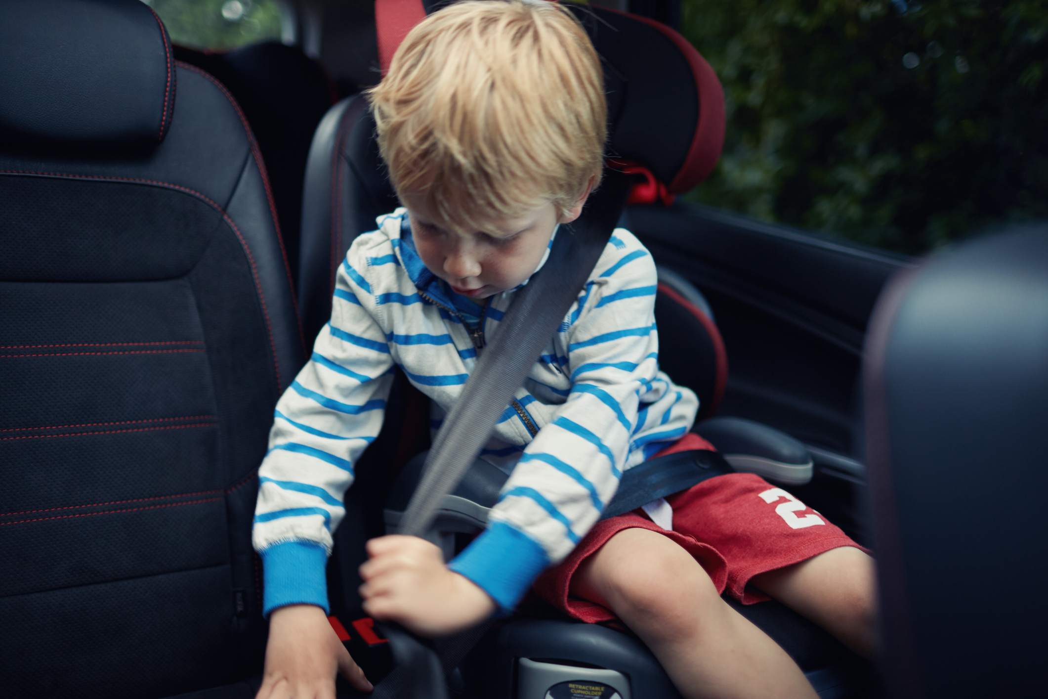 Installer un siège auto avec ceinture de sécurité - Aubert Conseils
