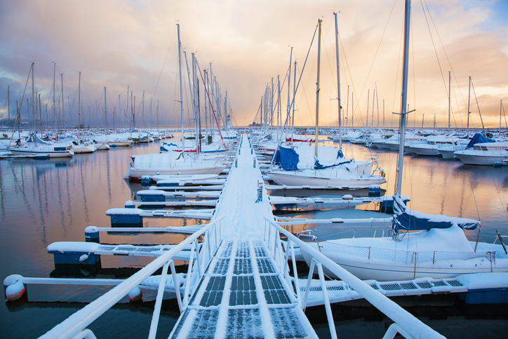 Bateau sur l'eau en hiver