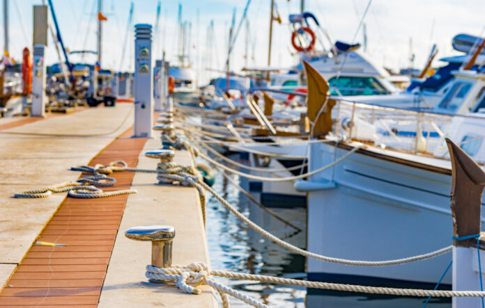 Bateaux à voile amarrés au quai de Portocolom à Majorque, Espagne Îles Baléares
